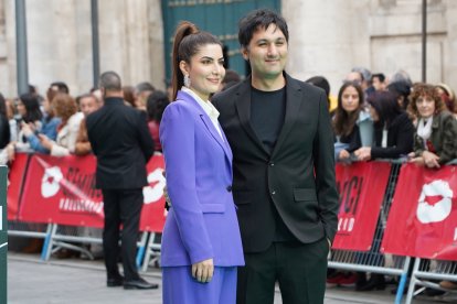 La directora de 'Rojek', Zaynê Akyol, acompañada en la alfombra verde de la clausura de la 67ª Semana Internacional de Cine de Valladolid. -ICAL