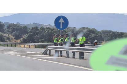 Último adiós de agentes de la Benemérita al teniente coronel fallecido en el crimen de Santovenia. E.M.