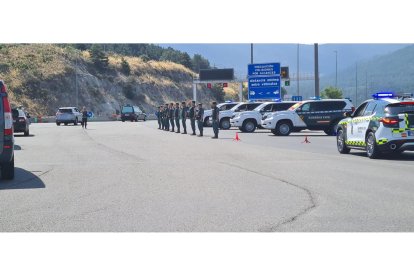 Último adiós de agentes de la Benemérita al teniente coronel fallecido en el crimen de Santovenia. E.M.