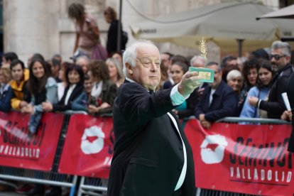 Jim Sheridan con su Espiga de Honor en la alfombra verde de la clausura de la 67ª Semana Internacional de Cine de Valladolid. -ICAL