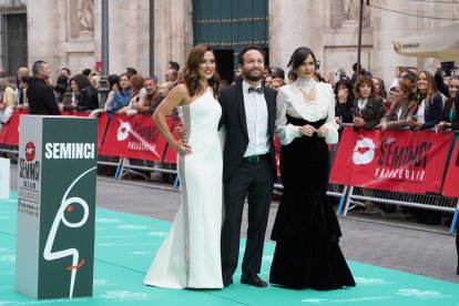 Las presentadoras de la gala de clausura de la 67ª Seminci, Elena Sánchez y Eva Marciel en la alfombra verde. -ICAL