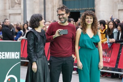 Ainhoa Ramírez y María Herrera, coproductoras de 'Arquitectura emocional 1959', junto a León Siminiani, en la alfombra verde de la clausura de la 67ª Semana Internacional de Cine de Valladolid. -ICAL