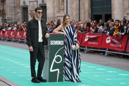 Santiago Ráfales, de ‘L’avenir’, premio de La Noche del Corto Español en Punto de Encuentro, acompañado en la alfombra verde de la clausura de la 67ª Semana Internacional de Cine de Valladolid. -ICAL