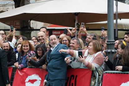 Karra Elejalde con los asistentes de la alfombra verde de la clausura de la 67ª Semana Internacional de Cine de Valladolid. -ICAL