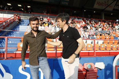 Albés y Pacheta se saludan en el duelo de ida. / LA LIGA