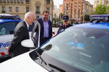 Presentación de los nuevos coches de la Policía de Valladolid. E.M.
