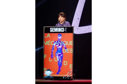 Gala Hernández López, directora de ‘La Mecanique des fluides’, mejor cortometraje de Tiempo de Historia, en la gala de clausura de la 67ª Seminci. -ICAL
