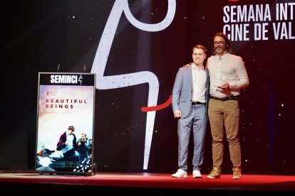 El actor Birgir Dagur Bjarkason y el director Guðmundur Arnar Guðmundsson, de 'Beautiful Beings', en la gala de clausura de la 67ª Seminci. -ICAL