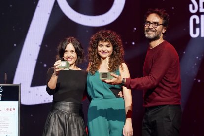 Ainhoa Ramírez y María Herrera, coproductoras de 'Arquitectura emocional 1959', junto a León Siminiani, en la alfombra verde de la clausura de la 67ª Semana Internacional de Cine de Valladolid. -ICAL