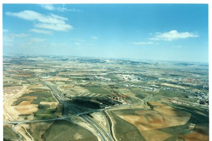 A la izquierda, casas en construcción en Fuente Berrocal en 1997. ARCHIVO MUNICIPAL