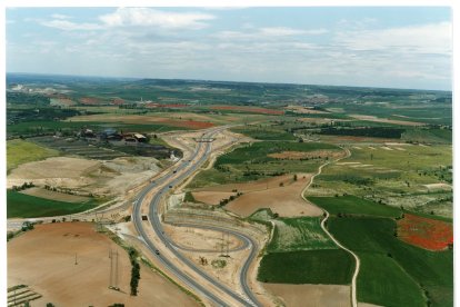 A la izquierda, fábrica de Lingotes Especiales. A la derecha, EL club de campo La Galera junto a los terrenos donde actualmente se encuentra Fuente Berrocal en 1993. ARCHIVO MUNICIPAL