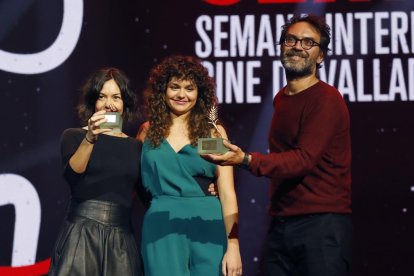 Ainhoa Ramírez y María Herrera, coproductoras de 'Arquitectura emocional 1959', junto a León Siminiani, en la alfombra verde de la clausura de la 67ª Semana Internacional de Cine de Valladolid. - J.M. LOSTAU
