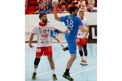 Miguel Martínez ante el BM Nava./ EM