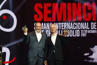Karra Elejalde con Ivan Barnev, galardonados como mejor actor ex aequo por ‘Vasil’, en la gala de clausura de la 67ª Seminci. -J.M. LOSTAU