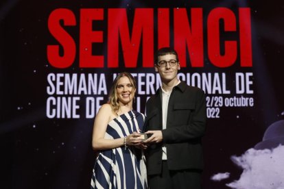 Santiago Ráfales, de ‘L’avenir’, premio de La Noche del Corto Español en Punto de Encuentro, acompañado en la gala de clausura de la 67ª Seminci. -JUAN MIGUEL LOSTAU