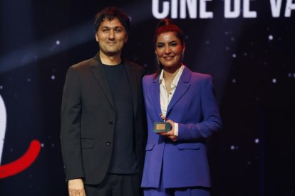 La directora de 'Rojek', Zaynê Akyol, acompañada en la gala de clausura de la 67ª Seminci. J.M. LOSTAU