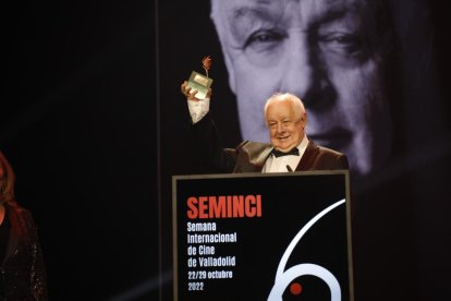 Jim Sheridan y su Espiga de Honor en la gala de clausura de la 67ª Semana Internacional de Cine de Valladolid. -ICAL. J.M. LOSTAU