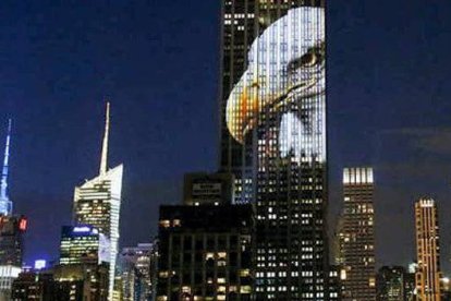 Diversos animales en peligro de extinción fueron proyectados sobre el Empire State Building.  EDUARDO MUÑOZ / REUTERS