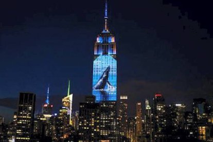 La fachada del Empire State se alzaba entre los demás edificios homenajeando a los animales en peligro de extinción. CRAIG RUTTLE / AP