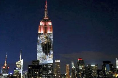 El león Cecil también fue proyectado en el Empire State durante la noche.  EDUARDO MUÑOZ / REUTERS