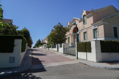 Calle de Rigoletto en el barrio de Fuente Berrocal. J.M. LOSTAU