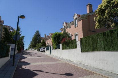 Calle de Rigoletto en el barrio de Fuente Berrocal. J.M. LOSTAU