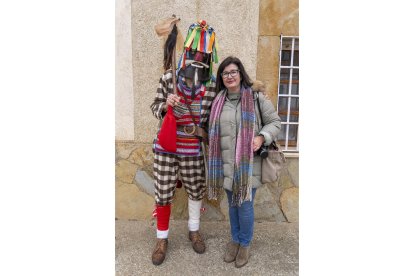 La profesora de Antropología Social y directora de la Cátedra de Estudios sobre la Tradición de la UVa, Pilar Panero, junto al Zangarrón de Sanzoles el pasado mes de diciembre. -ICAL