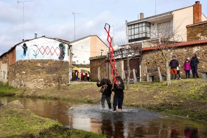 Los Carochos de Riofrío de Aliste atraviesan el río. -ICAL