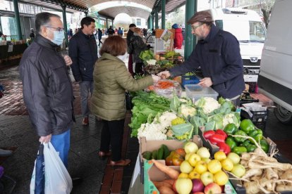 Mercado ecológico en Plaza España. / J.M.LOSTAU