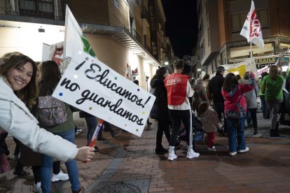 La Federación de Enseñanza de CCOO se manifiesta en Valladolid contra la precarización laboral en las escuelas infantiles de 0 a 3 años. El secretario regional de CCOO, Vicente Andrés, participa en la manifestación. -ICAL.