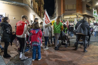 La Federación de Enseñanza de CCOO se manifiesta en Valladolid contra la precarización laboral en las escuelas infantiles de 0 a 3 años. El secretario regional de CCOO, Vicente Andrés, participa en la manifestación. -ICAL.