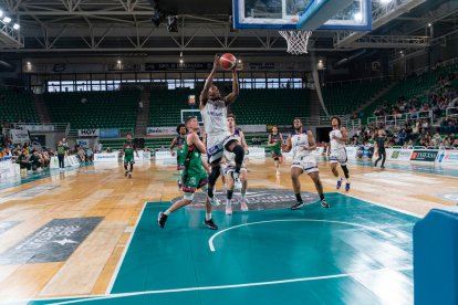 Cáceres - UEMC RV Baloncesto. / LOF