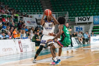 Cáceres - UEMC RV Baloncesto. / LOF