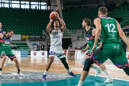Cáceres - UEMC RV Baloncesto. / LOF