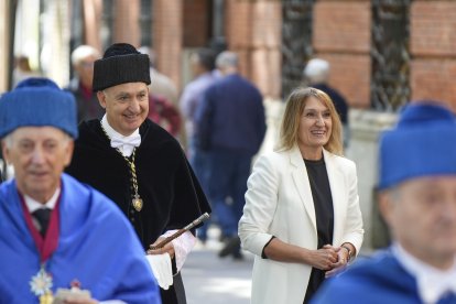 El rector de la UVa Antonio Largo Cabrerizo, y la consejera de Educación, Rocío Lucas, en el acto de apertura del curso 2023-2024 de la Universidad de Valladolid. ICAL