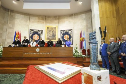 El rector de la UVa Antonio Largo Cabrerizo, y la consejera de Educación, Rocío Lucas, en el acto de apertura del curso 2023-2024 de la Universidad de Valladolid. ICAL