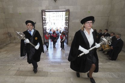 El rector de la UVa Antonio Largo Cabrerizo, y la consejera de Educación, Rocío Lucas, en el acto de apertura del curso 2023-2024 de la Universidad de Valladolid. ICAL