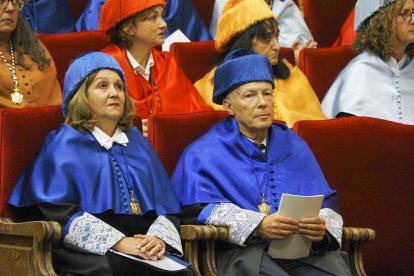 El rector de la UVa Antonio Largo Cabrerizo, y la consejera de Educación, Rocío Lucas, en el acto de apertura del curso 2023-2024 de la Universidad de Valladolid. ICAL