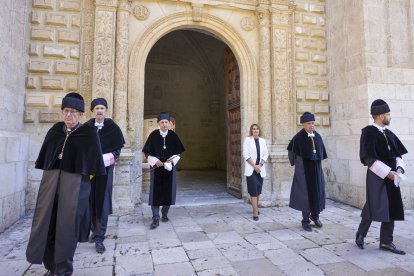 El rector de la UVa Antonio Largo Cabrerizo, y la consejera de Educación, Rocío Lucas, en el acto de apertura del curso 2023-2024 de la Universidad de Valladolid. ICAL