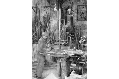 Operario manejando una sierra mecánica en La serrería en plaza de San Nicolás en 1958. ARCHIVO MUNICIPAL