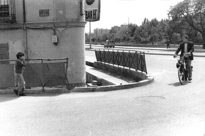 Esquina de la Plaza de San Nicolás con Paseo de Isabel La Católica, con el cartel del Bar 'H'. ARCHIVO MUNICIPAL