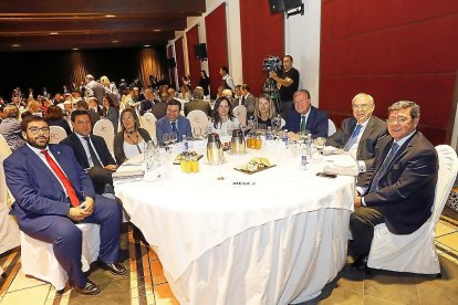 Jesús Manuel Sánchez Cabrera (presidente de la Diputación de Ávila), Raúl de la Hoz (portavoz del PP en las Cortes), Milagros Marcos (Consejera  de Agricultura y portavoz),  Carlos Fernández Carriedo (consejero de Empleo), Soledad Ulibarri (Arcor Construcciones), Alicia García (consejera de Familia), Antonio Silván (alcalde de León), Jesús Encabo (presidente del Consejo de Cuentas)  y César Rico (presidente de la Diputiación de Burgos).
