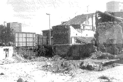 Solar en el Paseo Isabel la Católica desde la calle Emperador a principios de los años 80. Otro ejemplo de cambio de alineamiento. ARCHIVO MUNICIPAL