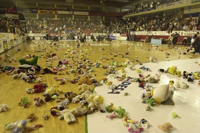 Imagen de archivo del parquet del Huerta del Rey tras la tradicional 'lluvia' de peluches solidaria. J. M. LOSTAU