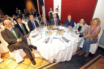 José Luis Álvarez (Acor), Ignacio Antolín (Iberdrola), Antonio Ferreras (Telefónica), Ciriaco Rodríguez y Óscar Calleja (Banco Santander), Julio López (UPA-Coag), Isabel del Amo (Asucyl) y Nieves Luquero (El Mundo de Castilla y León).