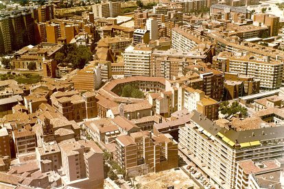 Foto panorámica de 1982 en la que se aprecia
Abajo, solar vacío junto a la plaza de San Miguel. En el centro, plaza del Viejo Coso, Palacio de Fabio Nelli y Monasterio de la Inmaculada Concepción. Arriba a la izquierda, Palacio de los Condes de de Benavente (actual biblioteca de Castilla y León) en la plaza de la Trinidad, frente al Convento de San Quirce y Santa Julita. En la esquina superior derecha, Seminario Mayor. ARCHIVO MUNICIPAL