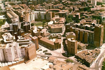 Foto aérea de 1982 en la que se aprecia el solar vacío que ocupó la antigua serrería, junto a la plaza de San Nicolás y el colegio público Isabel la Católica. Arriba, plaza del Viejo Coso y Convento de San Quirce y Santa Julita en la plaza de la Trinidad, frente al Palacio de los Condes de Benavente (actual biblioteca de Castilla y León). En la esquina superior derecha, Convento de Santa Catalina de Siena. ARCHIVO MUNICIPAL