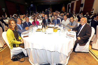 Ángela de Miguel (presidenta de la CVE),Donaciano Dujo (presidente de Asaja Castilla y León), Víctor Caramanzana (presidente de la Cámara de Comercio de Valladolid) Silvia Clemente (presidenta de las Cortes), Juan Vicente Herrera (presidente de la Junta de Castilla y León), José Luis Ulibarri (presidente de Edigrup), Faustino Temprano (secretario general de UGT Castilla y León), Vicente Andrés (secretario general de CCOO Castilla y León) y Jorge Zurita (jefe superior de Policía Nacional),