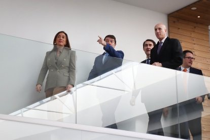 El presidente de la Junta de Castilla y León, Alfonso Fernández Mañueco, visita las obras de remodelación y modernización de la estación de autobuses de León acompañado por el consejero de Medio Ambiente, Juan Carlos Suárez Quiñones y el alcalde, José Antonio Díez.- ICAL
