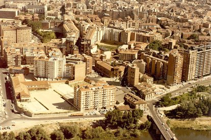 En el centro a la izquierda, destacan el antiguo hospital, en la calle Rondilla de Santa Teresa, la Iglesia de San Pablo y el Colegio El Salvador. Abajo, cerca del puente Mayor sobre el río Pisuerga, Colegio Público Isabel la Católica y paseo de Isabel la Católica en el año 1982. Junto al Puente Mayor, edificios desaparecidos. ARCHIVO MUNICIPAL